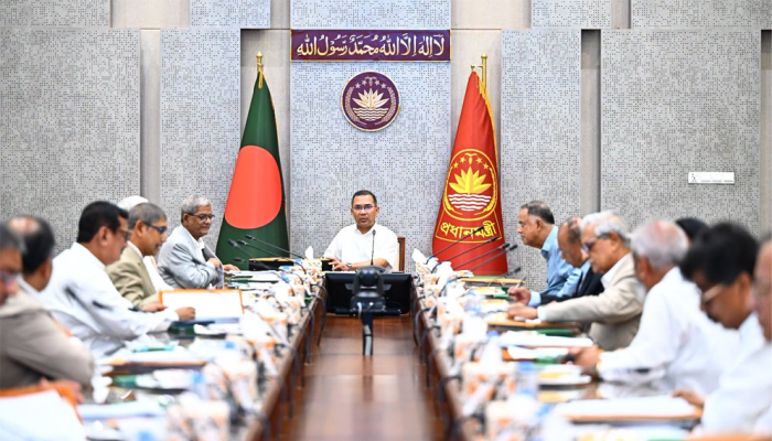 মন্ত্রিসভা থেকে বাদ পড়তে পারেন অনেকেই, নতুন করে আলোচনায় যেসব নামআগামী ১৬ আগস্ট বিএনপি সরকারের প্রথম ছয় মাস পূর্ণ হতে যাচ্ছে। এ সময়কে সামনে রেখে মন্ত্রিসভা পুনর্গঠনের আলোচনা জোরালো হয়েছে। সরকার ও দলীয় সূত্রের দাবি, মন্ত্রীদের কর্মদক্ষতা, প্রশাসনিক সক্ষমতা, জনসম্পৃক্ততা এবং সরকারের ভাবমূর্তি রক্ষায় ভূমিকার মূল্যায়নের ভিত্তিতে মন্ত্রিসভায় বড় ধরনের পরিবর্তন আসতে পারে। এতে কয়েকজন মন্ত্রী ও প্রতিমন্ত্রী বাদ পড়ার পাশাপাশি নতুন মুখ অন্তর্ভুক্ত হওয়ার সম্ভাবনাও রয়েছে।  প্রধানমন্ত্রীর কার্যালয়-সংশ্লিষ্ট সূত্র জানিয়েছে, গত ছয় মাসে বিভিন্ন মন্ত্রণালয়ের কার্যক্রম পর্যালোচনা করা হচ্ছে। বিশেষ করে যেসব মন্ত্রী প্রত্যাশিত কর্মদক্ষতা দেখাতে পারেননি বা অপ্রয়োজনীয় বিতর্কে জড়িয়েছেন, তাদের বিষয়ে উচ্চপর্যায়ে আলোচনা চলছে।  সূত্রগুলোর দাবি, বর্তমানে ২৪ জন মন্ত্রী ও ২৪ জন প্রতিমন্ত্রীর কর্মসম্পাদনের মূল্যায়ন করা হচ্ছে। সেই মূল্যায়নের ভিত্তিতেই মন্ত্রিসভায় রদবদলের সিদ্ধান্ত নেওয়া হতে পারে। একই সঙ্গে গুরুত্বপূর্ণ কয়েকটি মন্ত্রণালয়ের দায়িত্ব পুনর্বণ্টন এবং প্রয়োজনে মন্ত্রিসভার আকার বাড়ানোর বিষয়ও বিবেচনায় রয়েছে।  এ ছাড়া টেকনোক্রেট কোটায় নতুন সদস্য, অতিরিক্ত উপদেষ্টা এবং অভিজ্ঞ রাজনৈতিক ব্যক্তিদের অন্তর্ভুক্তির বিষয়েও আলোচনা চলছে বলে জানা গেছে। পাশাপাশি দলের ত্যাগী, পরিচ্ছন্ন ভাবমূর্তির নেতা এবং তরুণ সংসদ সদস্যদেরও মন্ত্রিসভায় দায়িত্ব দেওয়ার বিষয়টি বিবেচনায় রয়েছে।  রাজনৈতিক সূত্রে জানা গেছে, রাষ্ট্রপতি বা স্পিকার পদে নতুন করে কাউকে মনোনয়ন না দেওয়া হলে বিএনপির স্থায়ী কমিটির সদস্য ড. খন্দকার মোশাররফ হোসেন, গয়েশ্বর চন্দ্র রায়, ড. আব্দুল মঈন খান এবং সেলিমা রহমানের নাম সম্ভাব্য মন্ত্রী হিসেবে আলোচনায় রয়েছে।  এ ছাড়া নতুন মুখ হিসেবে বিএনপির মিডিয়া সেলের আহ্বায়ক অধ্যাপক ডা. মওদুদ হোসেন আলমগীর পাভেল, প্রধানমন্ত্রীর উপদেষ্টা ও বিএনপির সিনিয়র যুগ্ম মহাসচিব রুহুল কবির রিজভী, চেয়ারম্যানের উপদেষ্টা সৈয়দ মোয়াজ্জেম হোসেন আলাল, জাতীয় সংসদের হুইপ এ বি এম আশরাফ উদ্দিন নিজান এবং রকিবুল ইসলাম বকুলের নামও বিভিন্ন মহলে আলোচনায় রয়েছে।  সরকারের শরিক ও সমমনা দলগুলোর মধ্য থেকেও কয়েকজন নেতাকে মন্ত্রিসভায় অন্তর্ভুক্ত করার বিষয়ে আলোচনা চলছে। এ তালিকায় নাগরিক ঐক্যের সভাপতি মাহমুদুর রহমান মান্না, সংসদ সদস্য ব্যারিস্টার আন্দালিভ রহমান পার্থ, শাহাদাত হোসেন সেলিম এবং বিপ্লবী ওয়ার্কার্স পার্টির সাধারণ সম্পাদক সাইফুল হকের নাম বিভিন্ন সূত্রে উঠে এসেছে।  মন্ত্রিপরিষদ বিভাগ-সংশ্লিষ্ট সূত্র জানিয়েছে, বর্তমানে অন্তত ১২ জন মন্ত্রী ও প্রতিমন্ত্রী একাধিক মন্ত্রণালয়ের দায়িত্ব পালন করছেন। অতিরিক্ত দায়িত্বের কারণে কিছু মন্ত্রণালয়ের স্বাভাবিক কার্যক্রম ব্যাহত হচ্ছে বলে মনে করছে সরকার। এ কারণে দায়িত্ব পুনর্বণ্টনের বিষয়টিও গুরুত্ব পাচ্ছে।  সরকারি সূত্রগুলোর দাবি, মন্ত্রীদের মূল্যায়নে নির্বাচনি ইশতেহার বাস্তবায়নের অগ্রগতি, প্রশাসনিক জটিলতা নিরসন, জনভোগান্তি কমাতে নেওয়া উদ্যোগ, মাঠ প্রশাসনের ওপর নিয়ন্ত্রণ, দ্রুত সিদ্ধান্ত গ্রহণের সক্ষমতা এবং জাতীয় সংসদে সক্রিয় অংশগ্রহণের মতো বিষয়গুলো বিবেচনায় নেওয়া হচ্ছে।  তবে এ বিষয়ে সরকার বা প্রধানমন্ত্রীর কার্যালয়ের পক্ষ থেকে এখন পর্যন্ত কোনো আনুষ্ঠানিক ঘোষণা দেওয়া হয়নি। ফলে সম্ভাব্য রদবদল ও আলোচিত ব্যক্তিদের নাম সংশ্লিষ্ট সূত্রের তথ্যের ভিত্তিতে আলোচনায় রয়েছে।