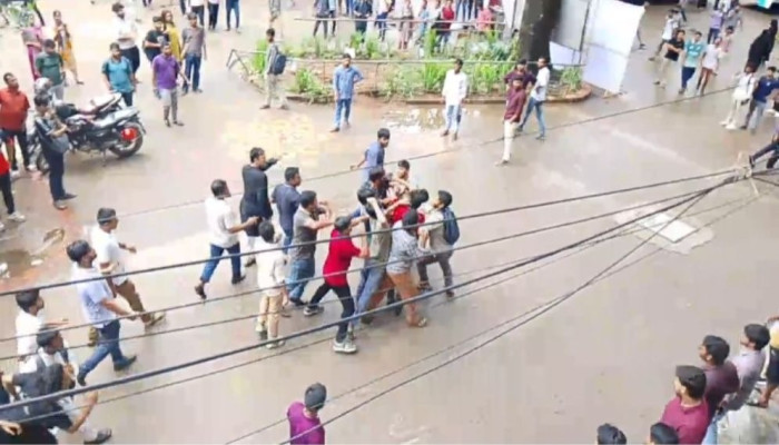 জবিতে ছাত্রদল-শিবির দফায় দফায় সংঘর্ষ, ভিপি-জিএসকে মেরে বের করে দেওয়ার অভিযোগ