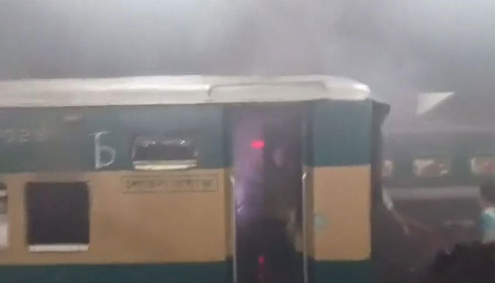 কমলাপুর স্টেশনে দাঁড়িয়ে থাকা ট্রেনের বগিতে আগুন