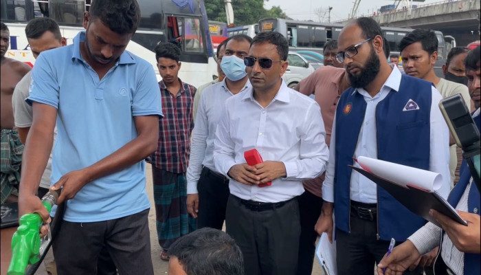 যাত্রাবাড়ীতে তেল পরিমাপে কারসাজি, ফিলিং স্টেশনকে ৩ লাখ টাকা জরিমানা