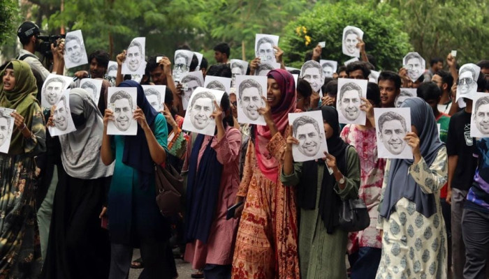 মুখোশ মিছিলে চুয়েট শিক্ষার্থীদের অভিনব প্রতিবাদ