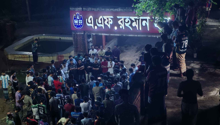 চাকসু নেতার বিরুদ্ধে চাঁদাবাজির অভিযোগে ছাত্রদলের বিক্ষোভ