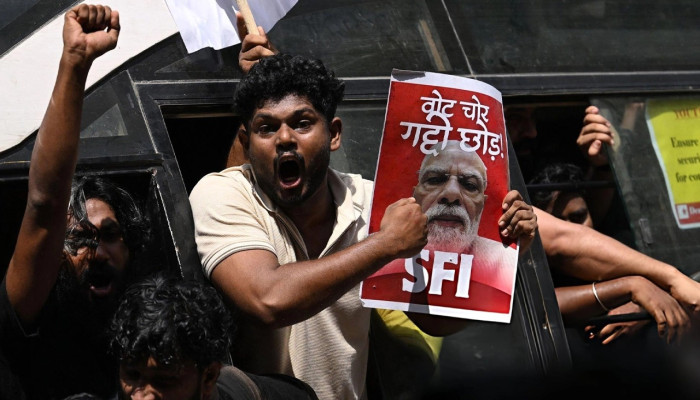 বিক্ষোভে উত্তাল দিল্লি, আটক অর্ধ সহস্র