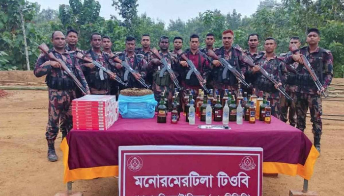 খাগড়াছড়িতে ৫ পরিত্যক্ত বস্তায় মিলল অস্ত্র ও লক্ষাধিক টাকার ভারতীয় মাদক