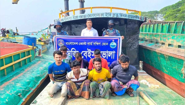 মেঘনায় অভিযান: ৪ ড্রেজারসহ ৮ বালু ব্যবসায়ী আটক, ভ্রাম্যমাণ আদালতে দণ্ড