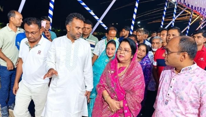মধ্যরাতে নৌকা বাইচের মাঠে খাদ্যমন্ত্রী