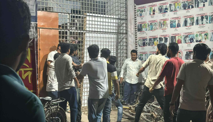 হামলার ফুটেজ না দেওয়ায় সিসিটিভির হার্ডডিক্স খুলে নিলেন সাংবাদিকরা