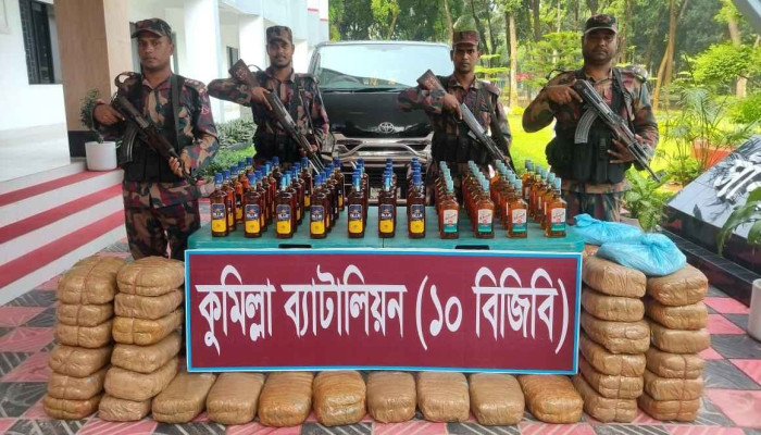 কুমিল্লায় মাইক্রোবাস থেকে ৮৯ কেজি গাঁজা ও ৬০ বোতল মদ জব্দ