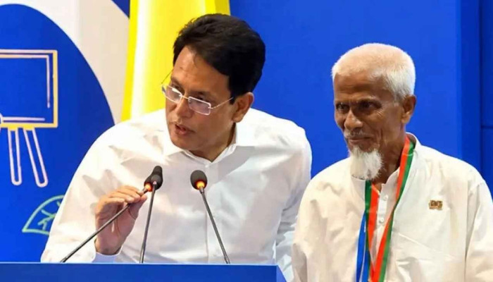 ৫২ বছর ধরে ১ টাকা বেতনের শিক্ষক লুৎফুর রহমান পেলেন সম্মাননা
