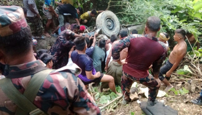 থানচিতে পর্যটকবাহী গাড়ি খাদে পড়ে নিহত ২, আহত ৫