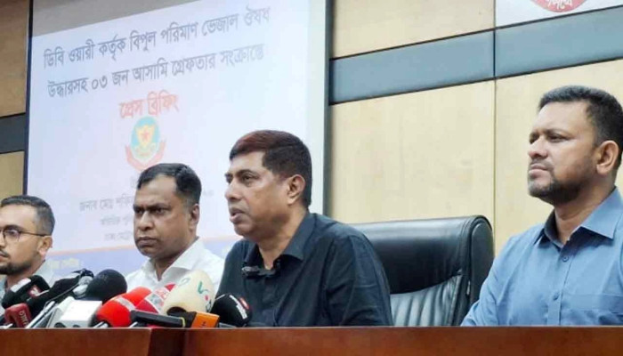 শেখ হাসিনার দেশে ফেরা নিয়ে যা বললেন ডিবিপ্রধান