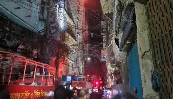 চকবাজারে মনজুর খান প্লাজার আগুন নিয়ন্ত্রণে, অসুস্থ ২ ফায়ার ফাইটার