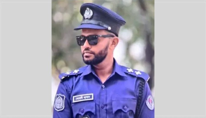 শিক্ষার্থীর আইফোন নিয়ে গেলেন এসআই, সঙ্গে ১৭ হাজার টাকাও