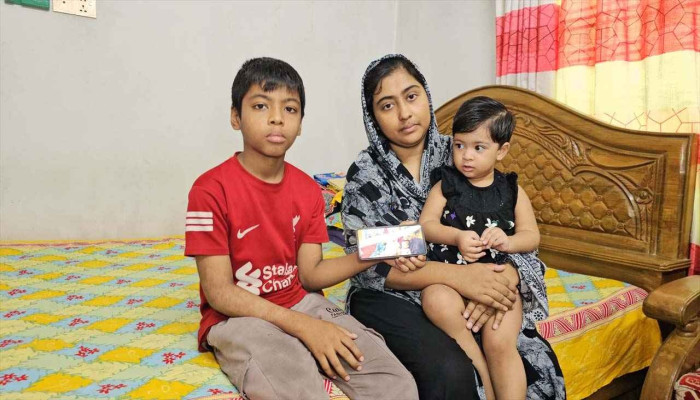 ডেঙ্গুতে নিভছে সুখের আলো, বাবার ছবি হাতে ভবিষ্যৎ খুঁজছে শিশুরা