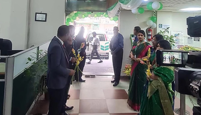ফুল-মিষ্টি দিয়ে গ্রাহকদের স্বাগত, ন্যাশনাল ব্যাংকে টাকা ফেরত দেওয়া শুরু