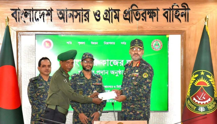 শিশু উদ্ধার, ঘুষ প্রত্যাখ্যান ও ছিনতাইকারী আটক: পুরস্কৃত ৩ আনসার