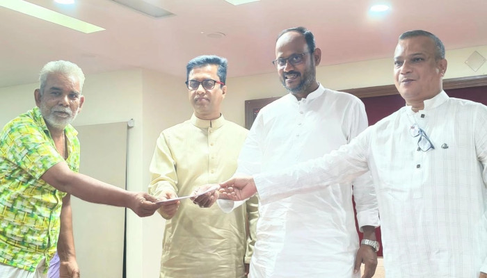 নগরী পরিচ্ছন্ন রাখার কারিগরদের পূজার বোনাস দিলেন প্রতিমন্ত্রী টুকু