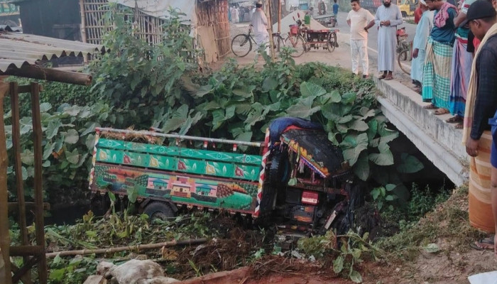 চুয়াডাঙ্গায় অবৈধ যানবাহন খাদে পড়ে নিহত ১, আহত ২