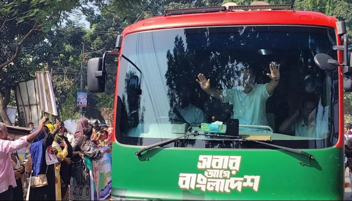 সৈয়দপুর পৌঁছেছেন প্রধানমন্ত্রী, বাস থেকে হাত নেড়ে শুভেচ্ছা জানালেন নেতাকর্মীদের