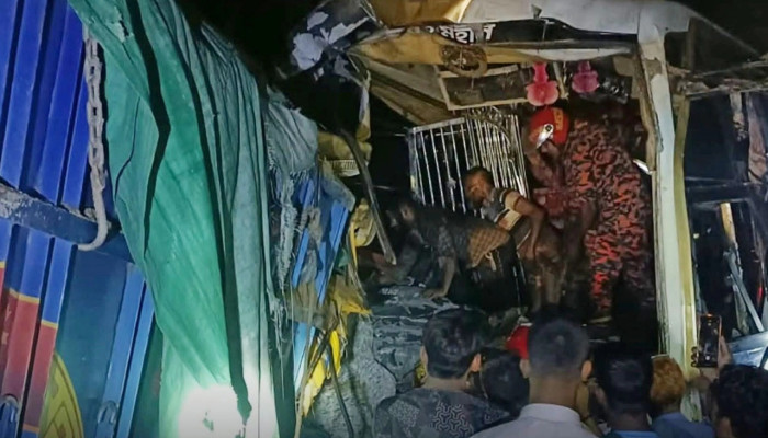 বাস চালাচ্ছিলেন সুপারভাইজার, পেছনে ঘুমাচ্ছিলেন চালক-সহকারী!