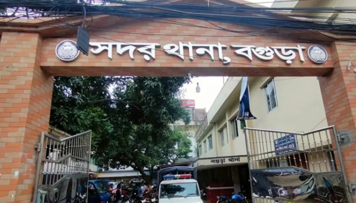 ২৮ মামলার আসামিকে ছাড়াতে পুলিশের ওপর হামলা