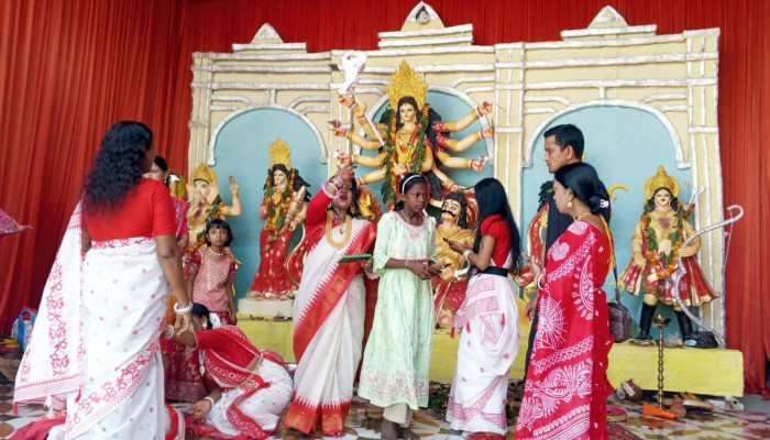 সিঁদুরে রাঙা বিদায় বেলা, উচ্ছ্বাসে মেতেছেন নারী ভক্তরা