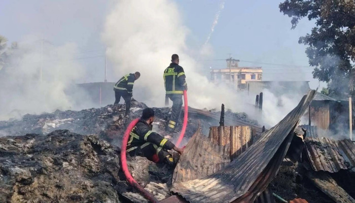 গাজীপুরে ভয়াবহ অগ্নিকাণ্ড, মসজিদসহ ২০ টি দোকান পুড়ে ছাই